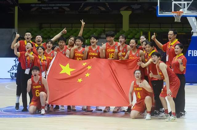 中国U18女篮战胜韩国晋级四强 年轻球员们状态不稳应多进行鼓励(3)