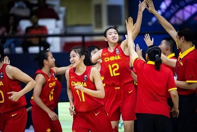中国U18女篮战胜韩国晋级四强 年轻球员们状态不稳应多进行鼓励(4)