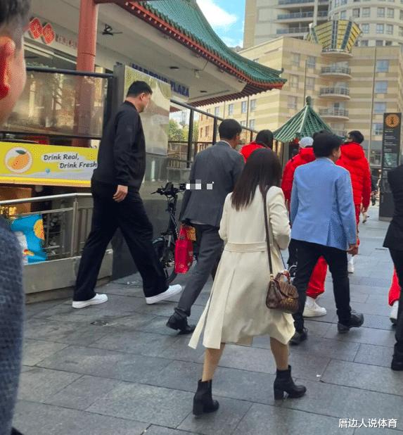 姚明带女篮悉尼唐人街就餐：一个人走在最后 一身运动装太低调(1)