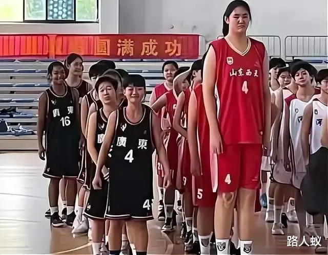 山东女篮子宇身高2.27米，绝对的身高优势(3)