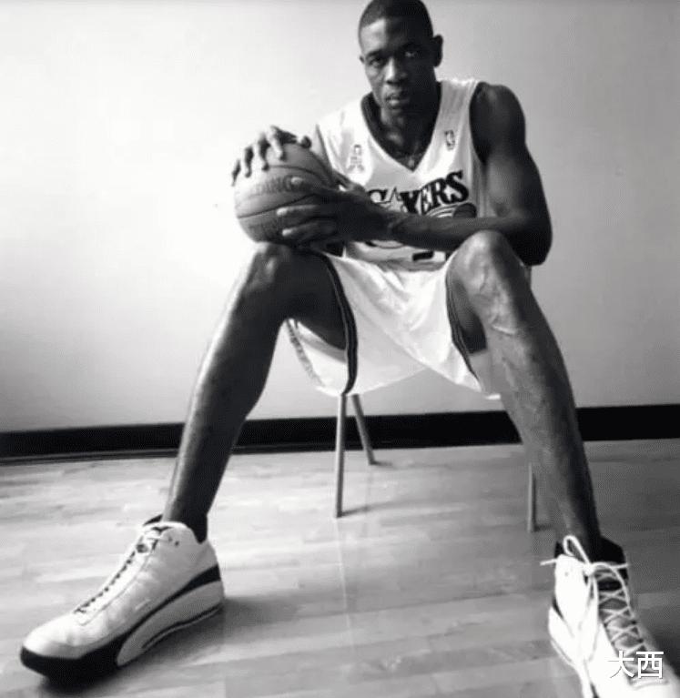 NBA球员鞋子有多大？姚明鞋比篮球还大，波尔是普通人的3倍(3)