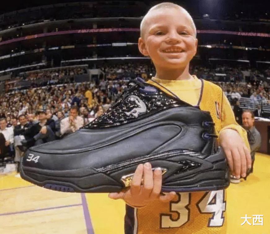 NBA球员鞋子有多大？姚明鞋比篮球还大，波尔是普通人的3倍(4)