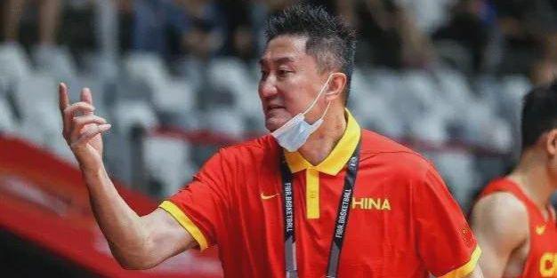 中国男篮中锋位置空缺，谁将压哨入围？易建联、韩德君或陶汉林？(2)