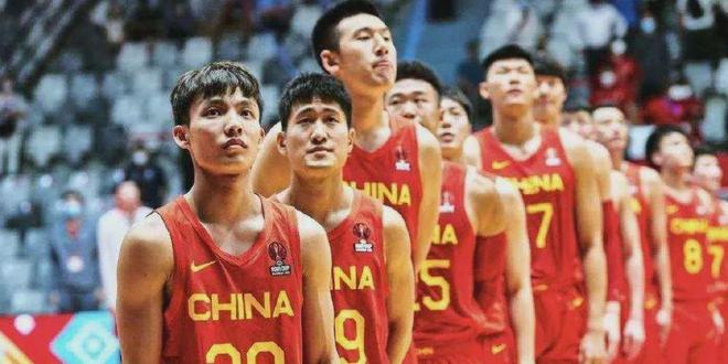 中国男篮中锋位置空缺，谁将压哨入围？易建联、韩德君或陶汉林？(3)