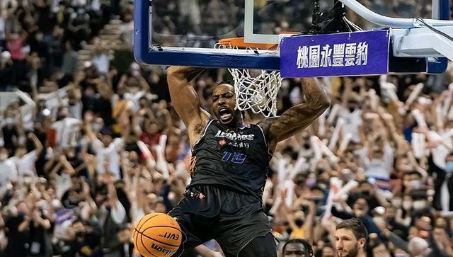 耍大牌，体力不支，霍华德在台湾篮球联赛水土不服，他是真想回NBA(2)
