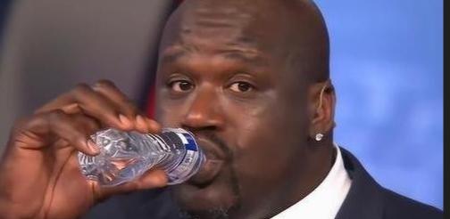 NBA公认5位“大手怪”，奥尼尔喝水像喝口服液 小卡双手藏球(2)