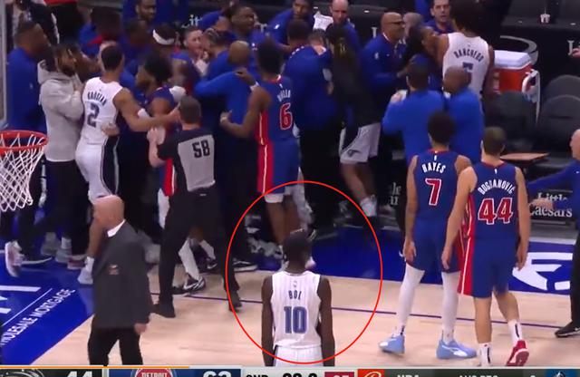 火爆！NBA恶汉使坏推人遭群殴，有谁注意到：2米18巨人却在看戏(2)