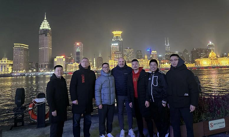 备战在即！中国男篮新帅夜游上海，时间紧任务重，23天后首秀(2)