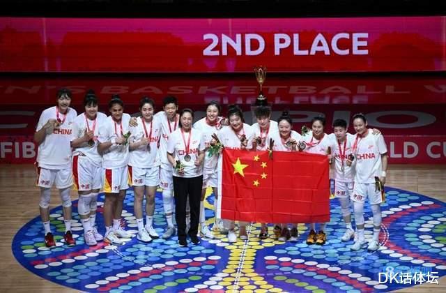 正式官宣！中国女篮18人收获年度大奖，前功勋主教练却因违法被抓(1)