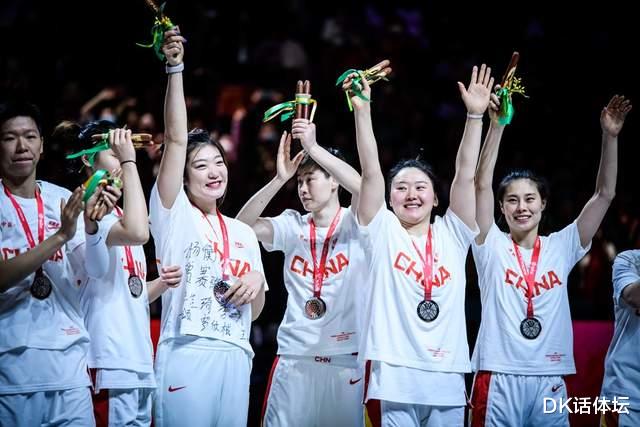 正式官宣！中国女篮18人收获年度大奖，前功勋主教练却因违法被抓(2)