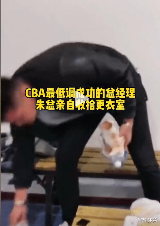 实干派！朱芳雨亲自打扫宏远更衣室 CBA最勤快总经理 杜锋非常感动(3)