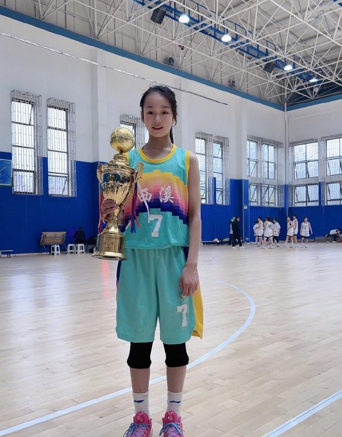 燃！《狂飙》中的“小黄瑶”夺得杭州市中学生篮球联赛冠军(1)