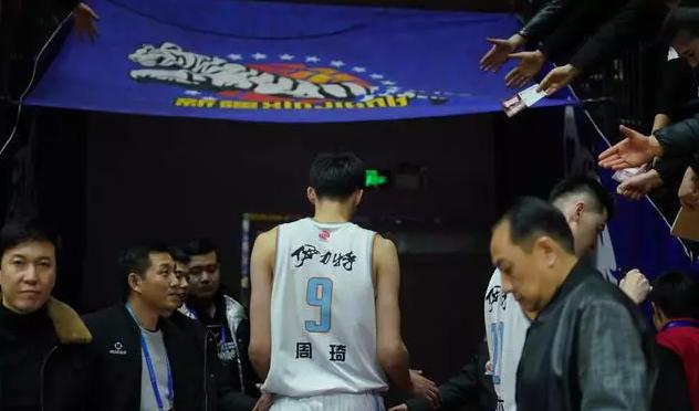 一个在NBL都打不上球的球员，就可以把中国篮坛搞得天翻地覆！(1)