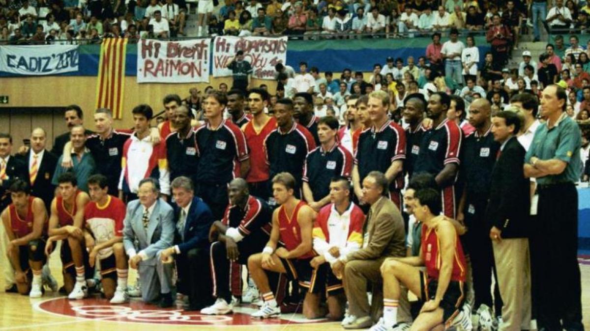 充满传奇的92年梦一队，统治篮坛的12人，带给全世界一场篮球盛宴(23)