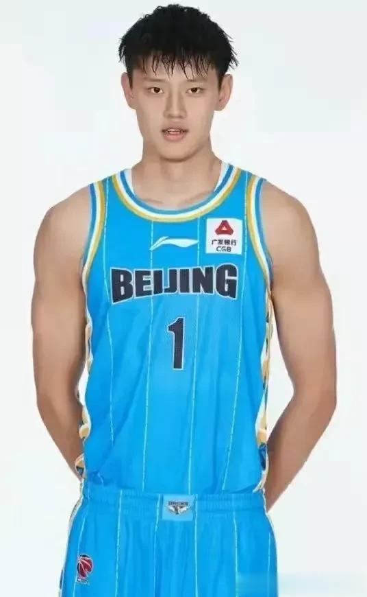 中国男篮未来的主力是不是这样的：
中锋：杨瀚森 2005年 身高216厘米
大前(2)