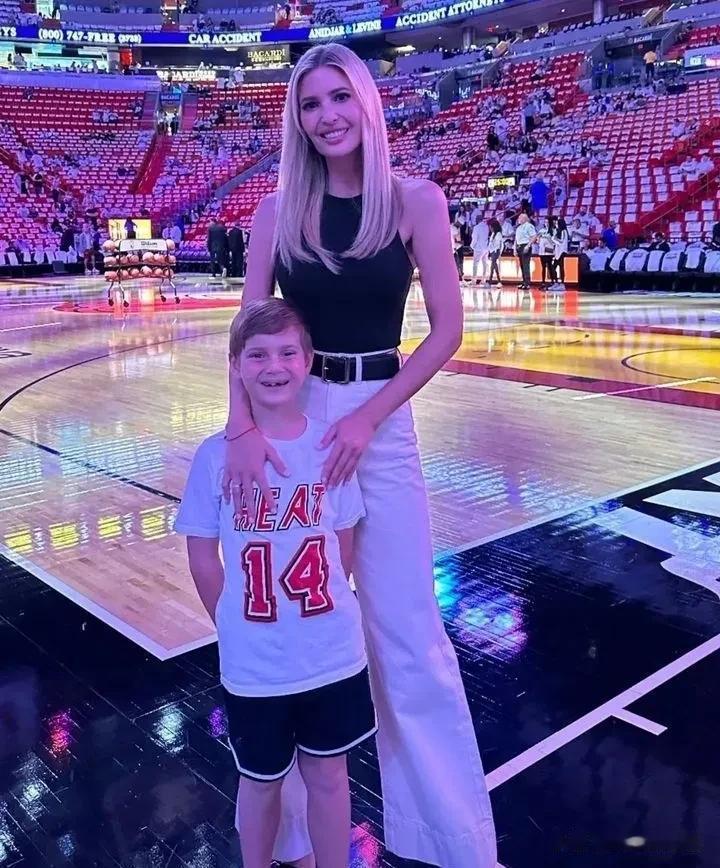 伊万卡和她七岁的儿子西奥多享受了一段愉快的时光，他们被拍到一起观看NBA篮球赛—(2)