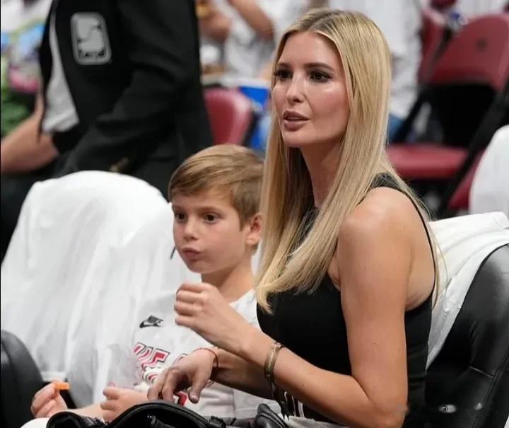伊万卡和她七岁的儿子西奥多享受了一段愉快的时光，他们被拍到一起观看NBA篮球赛—(3)