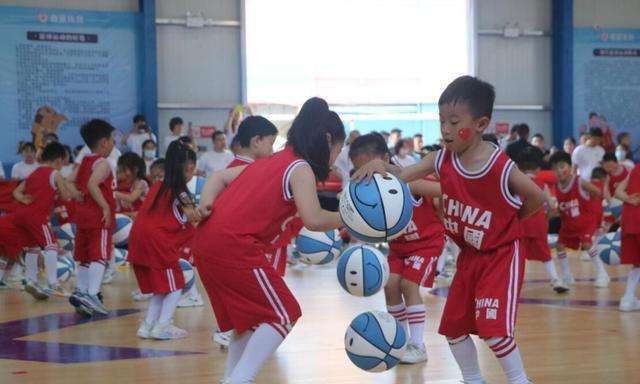 巩晓彬出席！新泰鑫童篮球馆开业，成泰安市青少年篮球培训基地(1)