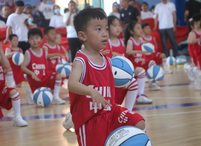 巩晓彬出席！新泰鑫童篮球馆开业，成泰安市青少年篮球培训基地(3)