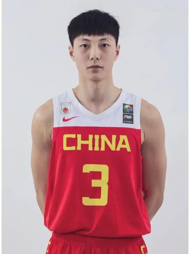目前中国男篮可以按如下分级:
世界级:李凯尔、周琦
李凯尔妥妥的世界级大前锋，周(12)