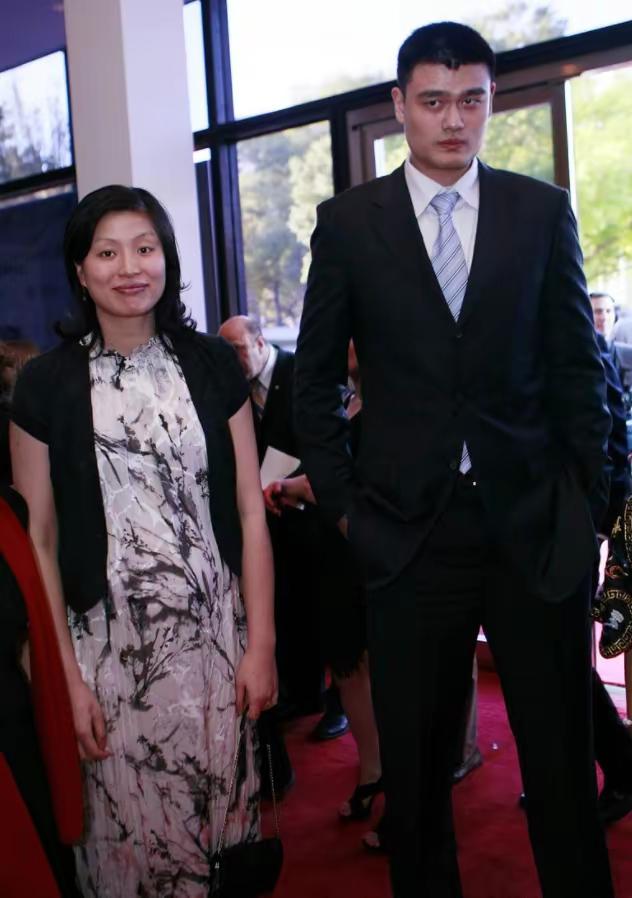 蓝协主席姚明体重超400斤, 妻子叶莉担心他的健康。(2)