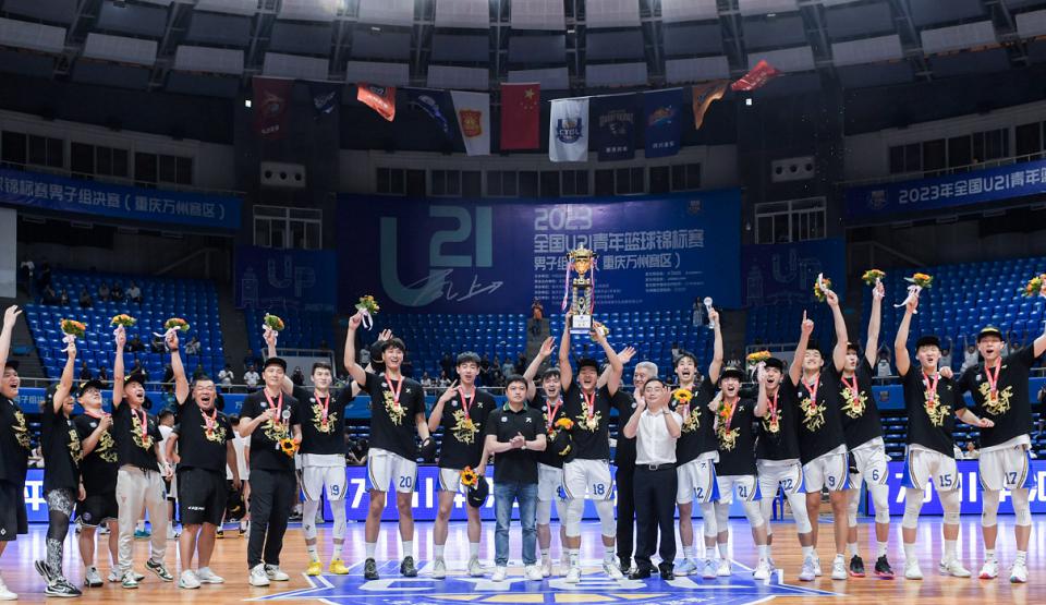 上海男篮U21夺冠，展现出青年篮球的活力与潜力(1)