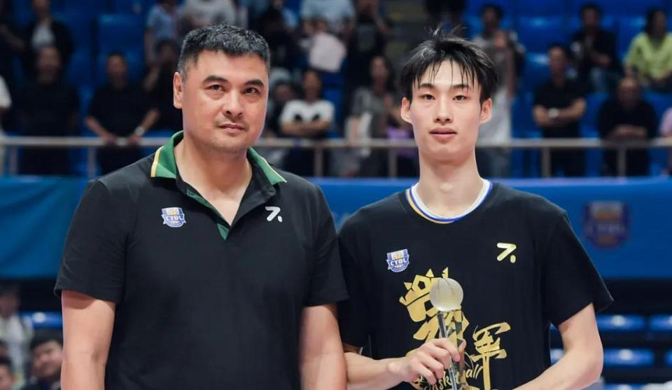 上海男篮U21夺冠，展现出青年篮球的活力与潜力(2)