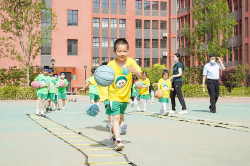 趣味运动会上，小学生把篮球玩出新花样(1)
