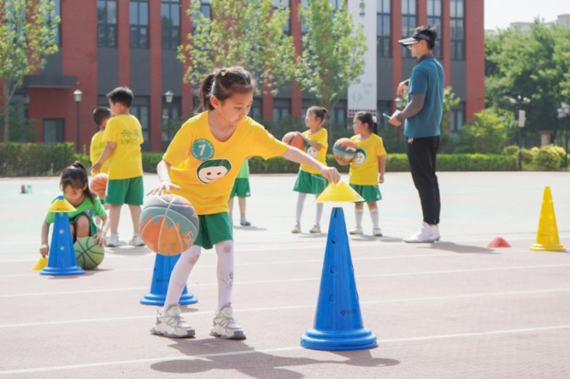趣味运动会上，小学生把篮球玩出新花样(2)