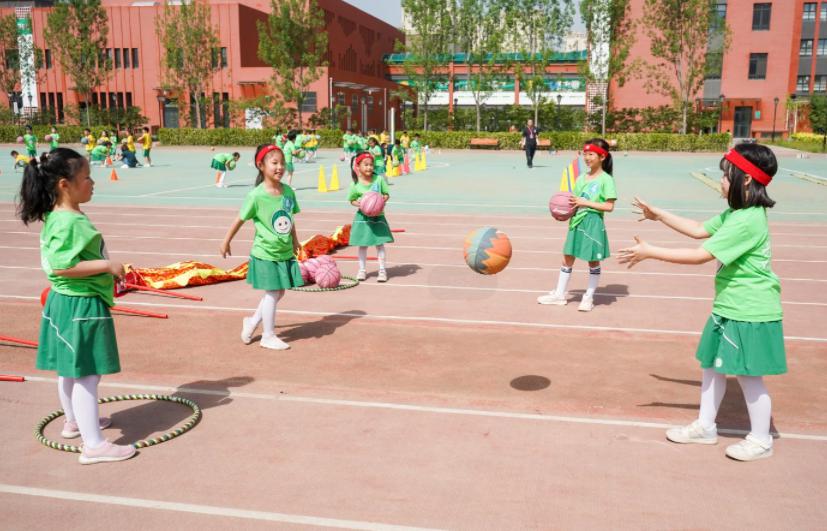 趣味运动会上，小学生把篮球玩出新花样(3)