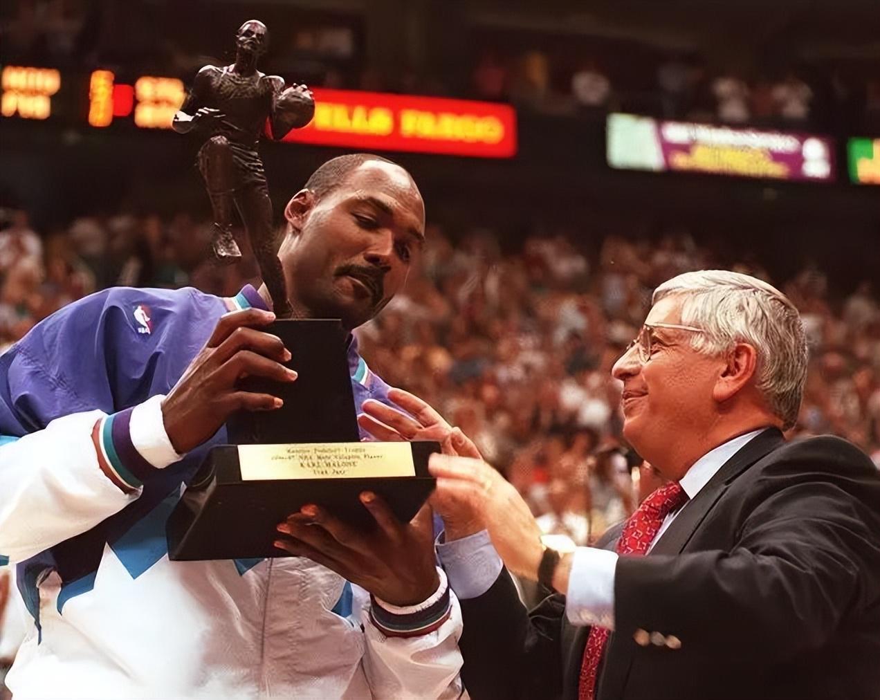 特殊的98-99赛季，NBA各大奖项获得者都是谁？36岁老将拿MVP，一人包揽两大奖(2)