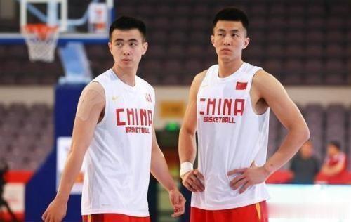 有一说一！现役中国男篮最强阵容，是不是这样的？
控卫：赵继伟
分卫：郭艾伦
小前(1)