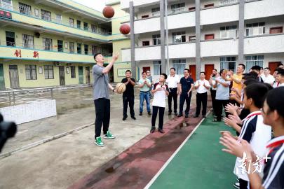 “杜锋叔叔来村子里教我打篮球！”(1)