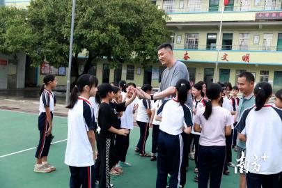 “杜锋叔叔来村子里教我打篮球！”(2)