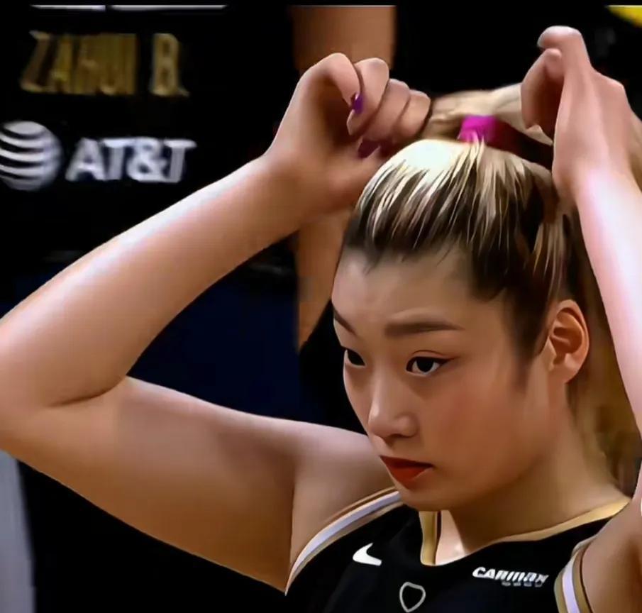 不得不提！！！
李梦作为中国女篮第一人，也称得上女篮第一颜值[赞]
赛场上是不是(1)