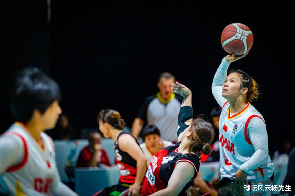 痛失冠军！中国女篮34-57爆冷输给荷兰，夺得世锦赛银牌！(3)