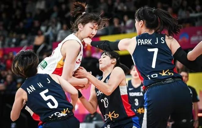 女篮亚洲杯第三场中国对韩国，通过加时赛，终于87比81逆转艰难地赢了韩国队，确保(1)