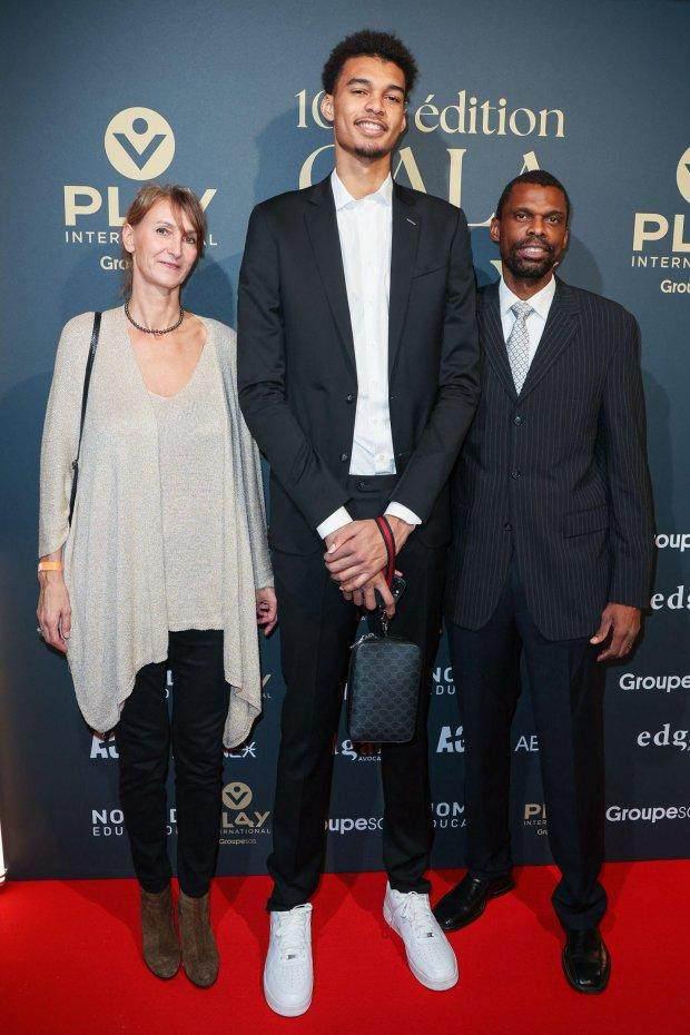 【人物】文班亚马改变NBA时代？长臂2米44天才不自傲(4)