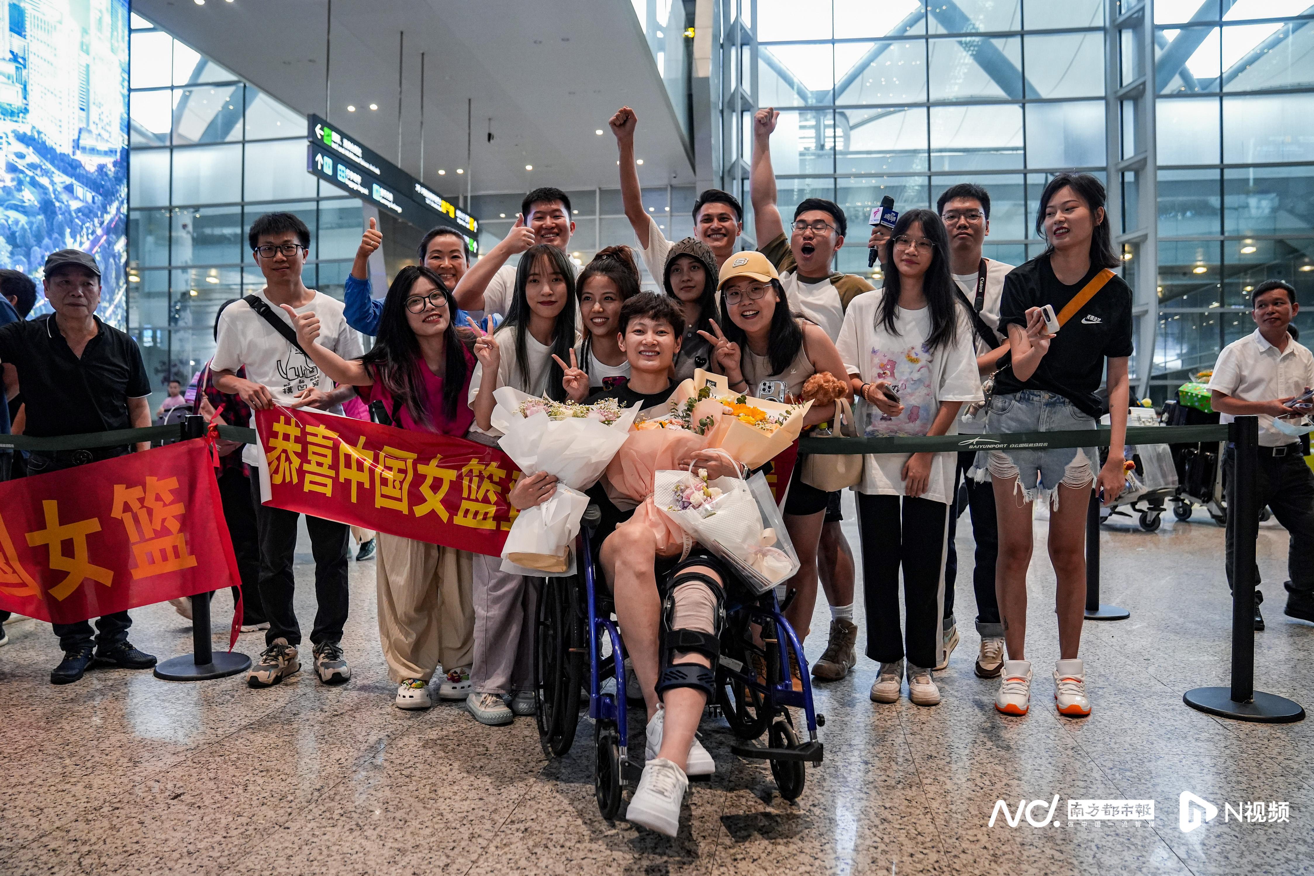 中国女篮抵广州白云机场，杨力维、杨舒予多粉丝接机（多图）(1)
