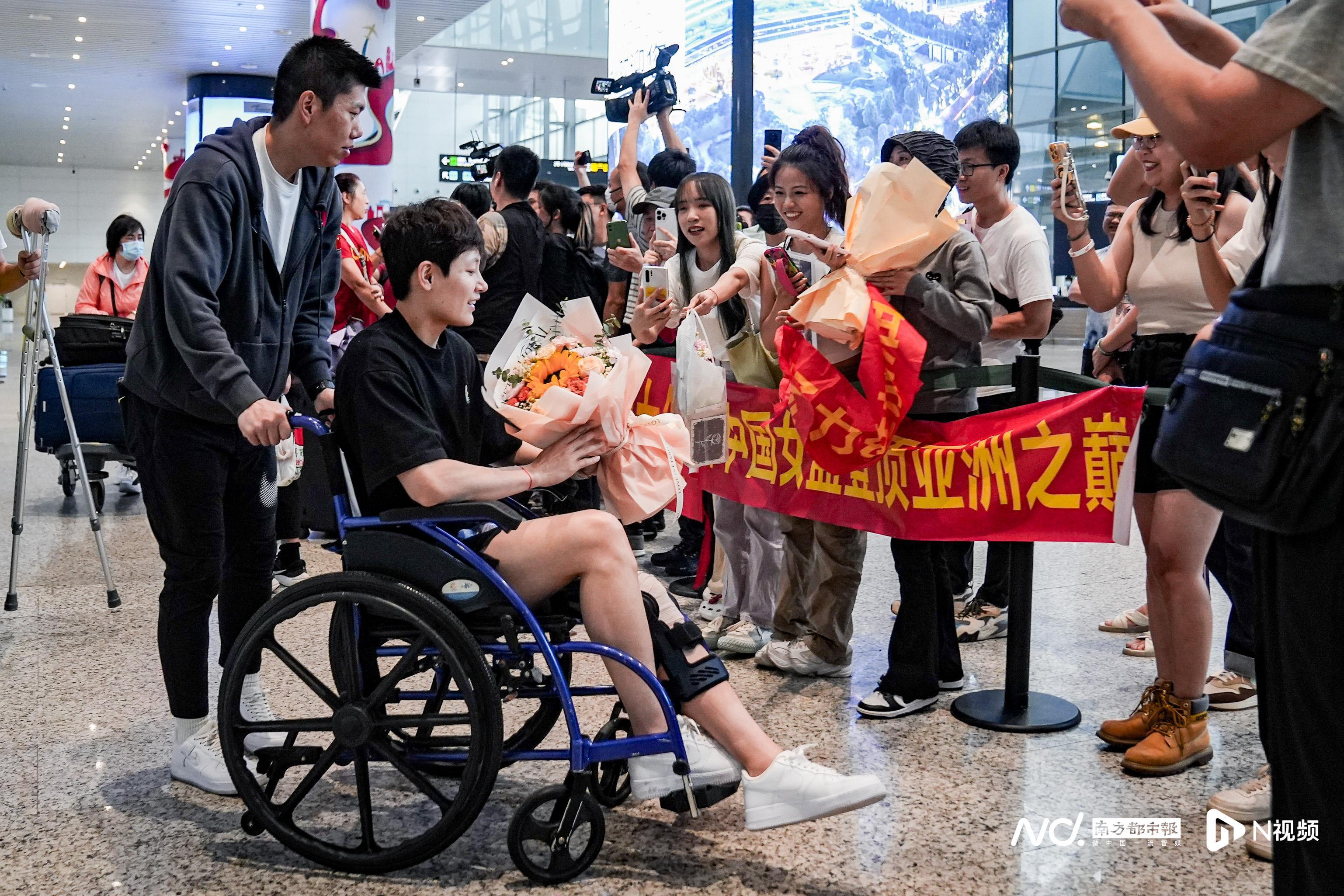 中国女篮抵广州白云机场，杨力维、杨舒予多粉丝接机（多图）(2)