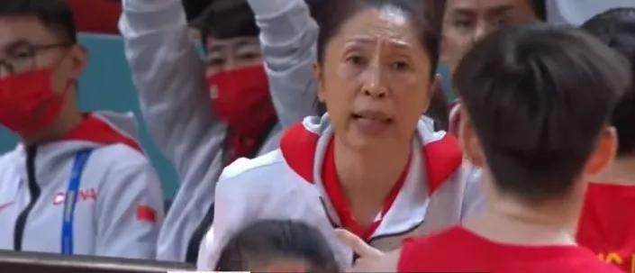最后3.4秒，郑微以为会输，没有想到中国女篮载入史册的一球诞生了。中国女篮-全能(1)