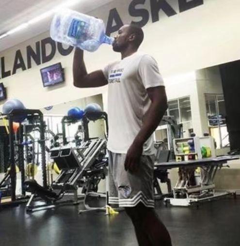 NBA巨人如何喝水? 奥尼尔把矿泉水喝成口服液, 杜兰特隔着毛巾喝(1)