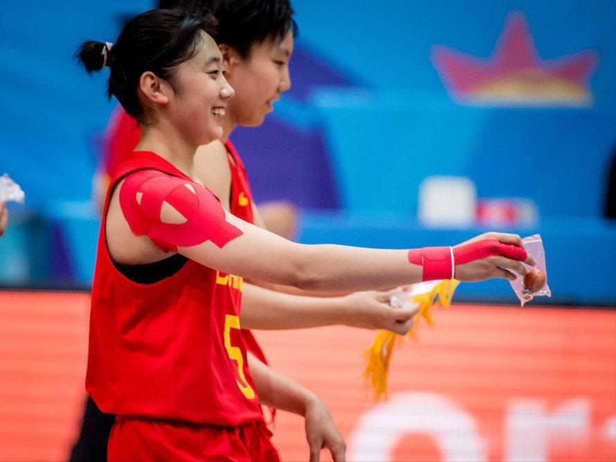 U16中国女篮给人留下的唯一深刻的印象，就是鞋底倒是摸的挺溜的。

U16女篮最(1)
