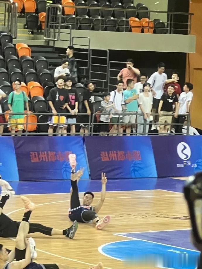 李添荣女友晒赛场照：温州的朋友们太热情啦，上海男篮在温州奥体中心篮球馆打热身赛，(2)