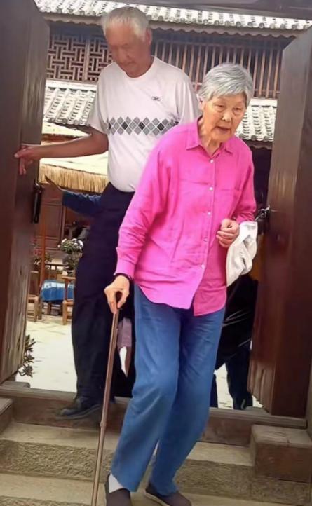 43岁姚明现身！坐着和其他人站着一样高，74岁母亲拄拐杖行动艰难(5)