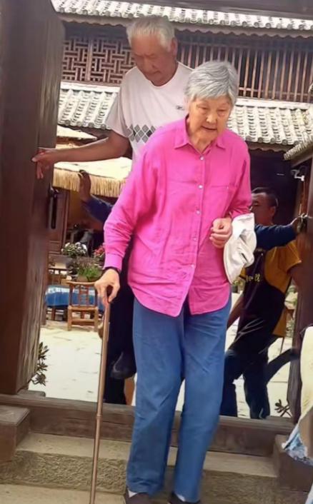 43岁姚明现身！坐着和其他人站着一样高，74岁母亲拄拐杖行动艰难(6)