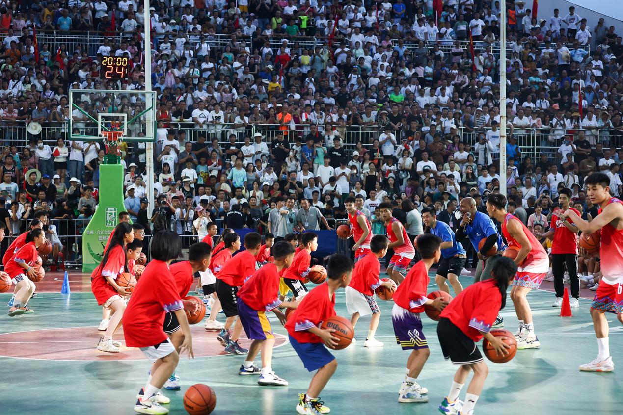 马布里现身贵州乡村篮球赛事现场进行篮球交流(2)