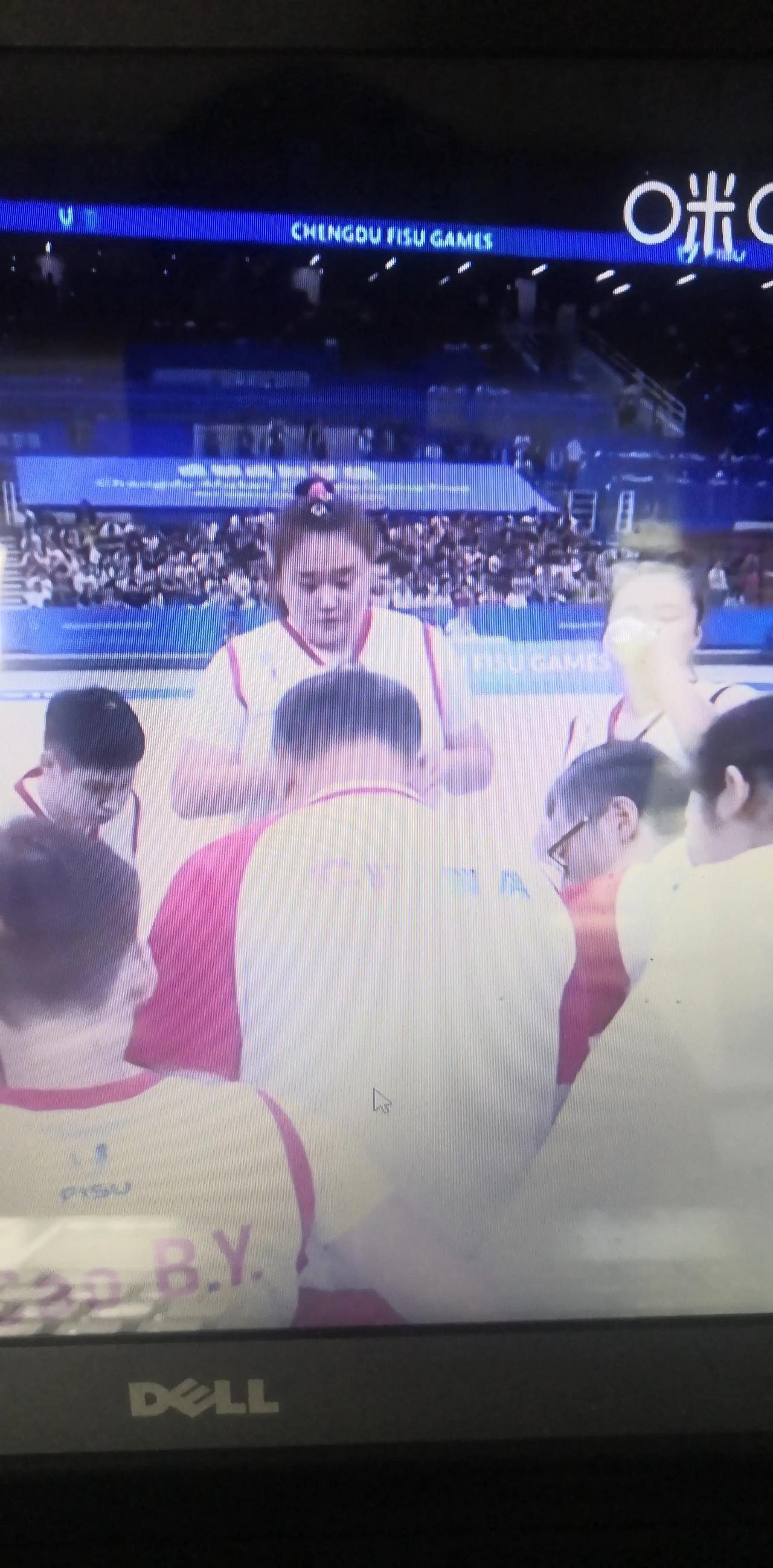 大运会中国女篮对阵波兰的上半场结束，中国37：29领先。
前国家队主教练许利民坐(2)