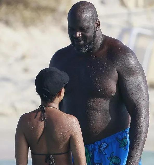 篮球巨星奥尼尔和他的小女友，两人体重相差300公斤，看来有些动作注定是做不了的，(3)