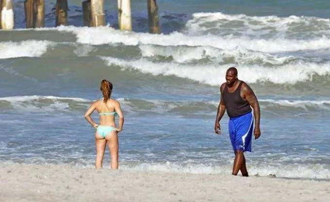 篮球巨星奥尼尔和他的小女友，两人体重相差300公斤，看来有些动作注定是做不了的，(5)